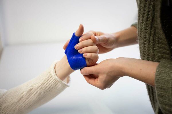 Schienenbau Zu den Aufgaben der Ergotherapie gehört unter anderem der Schienenbau um unsere Patienten im Alltag bestmöglich zu unterstützen.