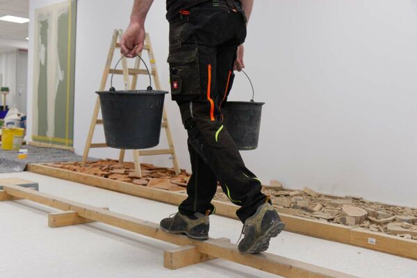 Werkstatttraining In der Werkstatt trainieren wir mit unseren Patienten ganz spezifisch, um sie zielführend auf den Wiedereintritt in den Beruf vorzubereiten.